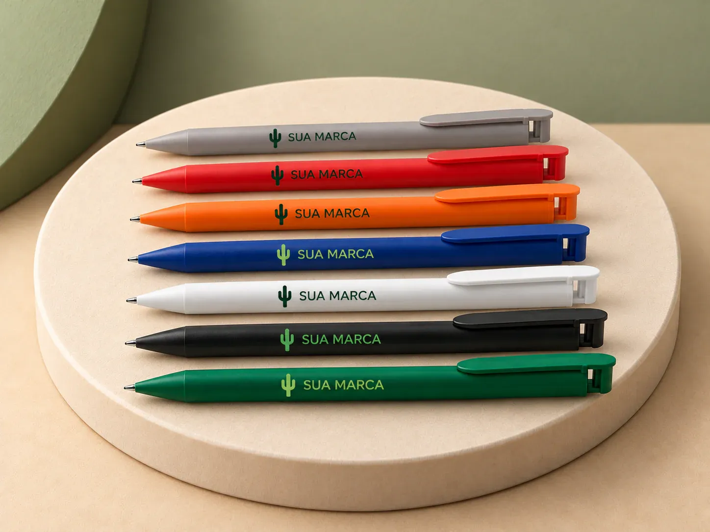 Caneta plástica, com exemplo de personalização colorida: um cacto e o texto “SUA MARCA” impressos em cor
