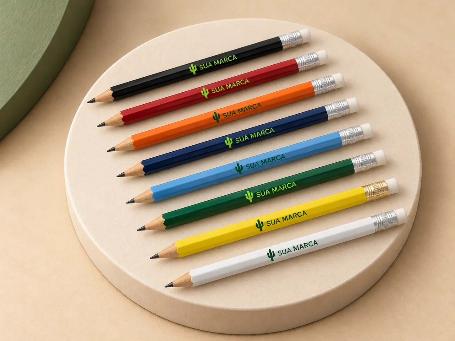 Lápis com borracha, com exemplo de personalização colorida: um cacto e o texto “SUA MARCA” impressos em cor