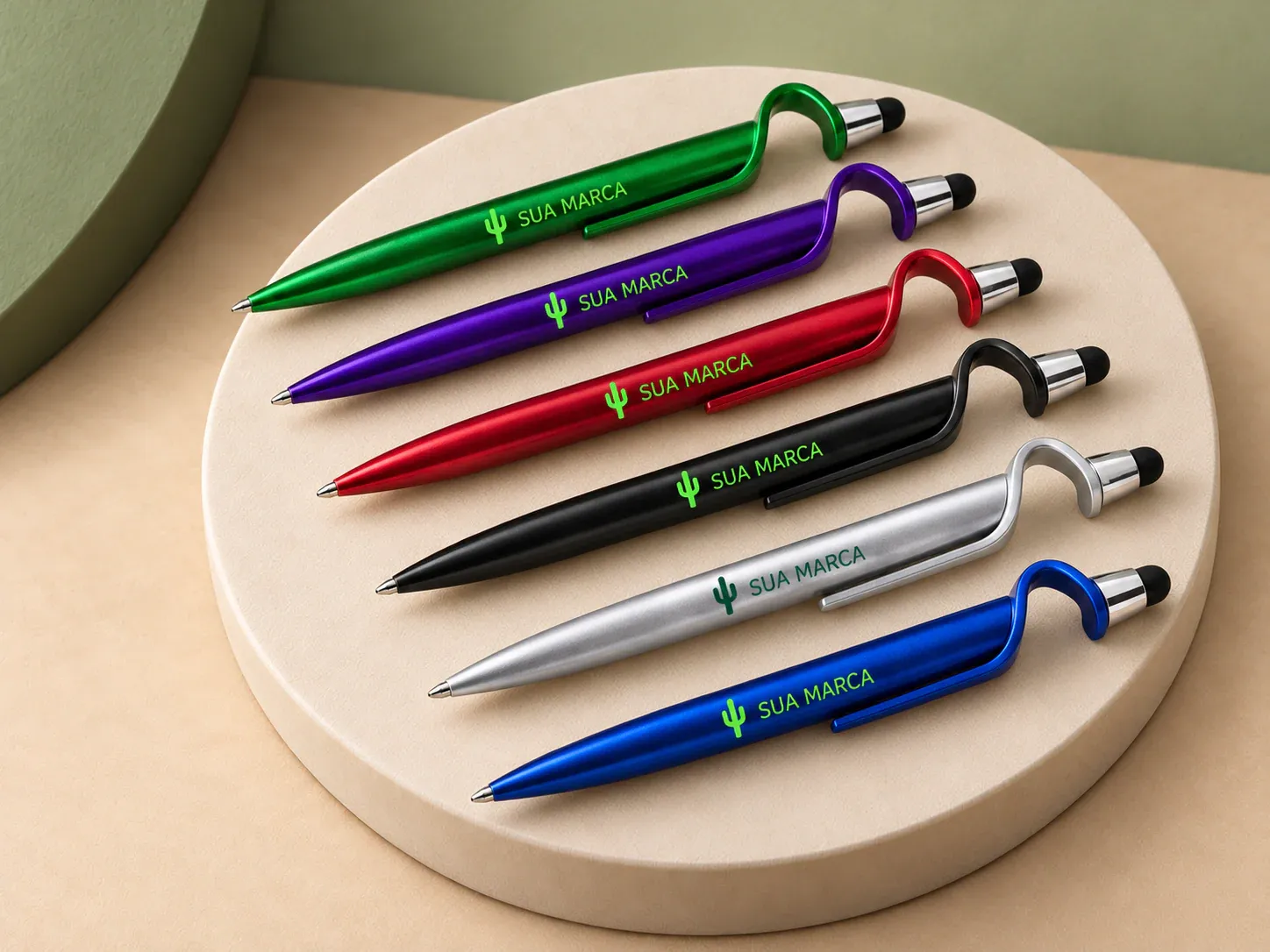 Caneta plástica touch com suporte, com exemplo de personalização colorida: um cacto e o texto “SUA MARCA” impressos em cor