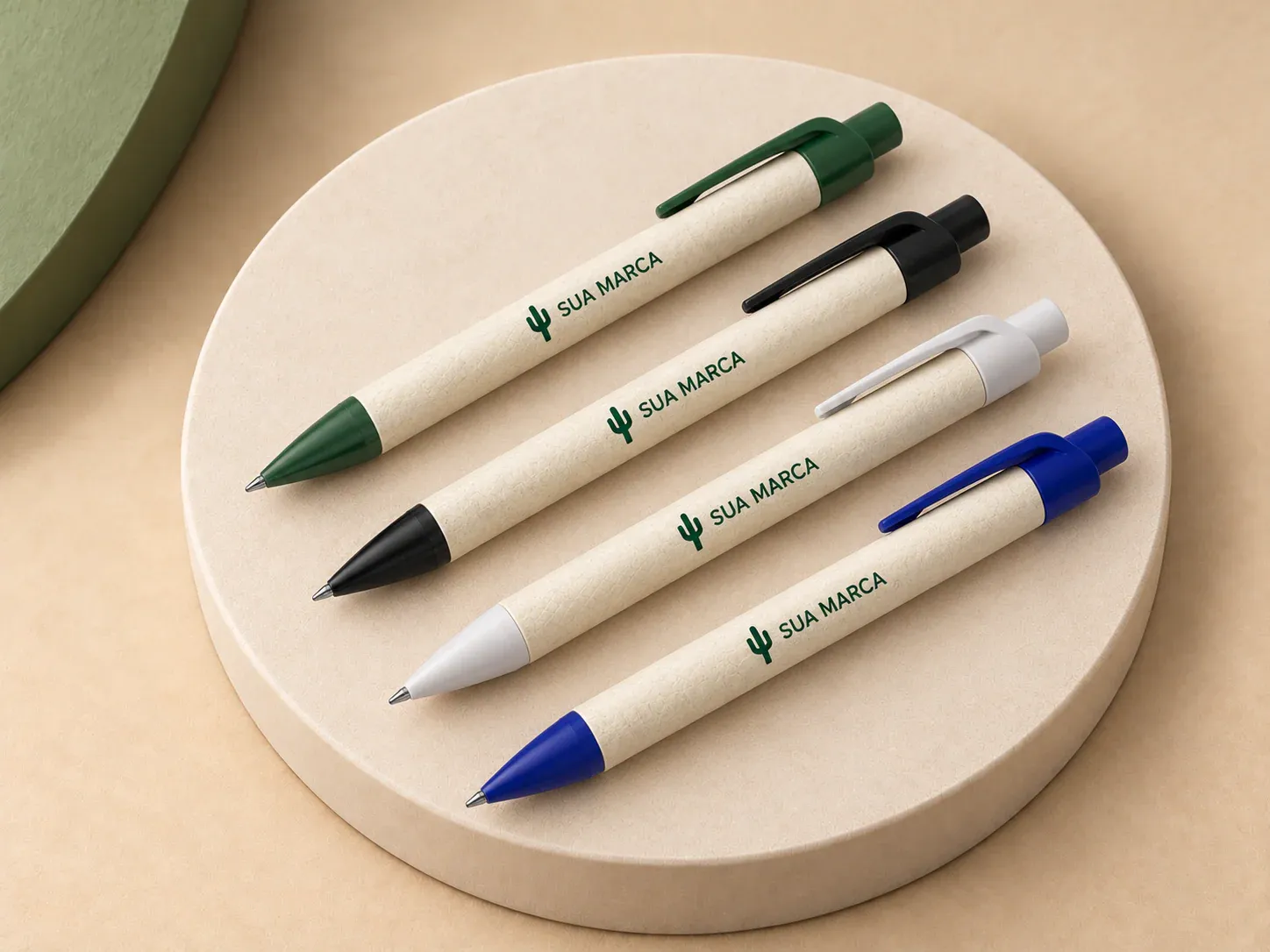Esferográfica de pacotes de leite reciclados, com exemplo de personalização colorida: um cacto e o texto “SUA MARCA” impressos em cor