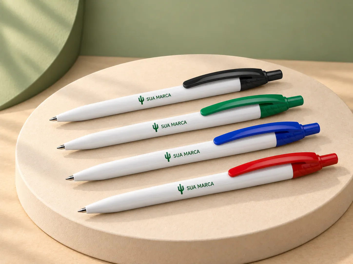 Caneta plástica, com exemplo de personalização colorida: um cacto e o texto “SUA MARCA” impressos em cor