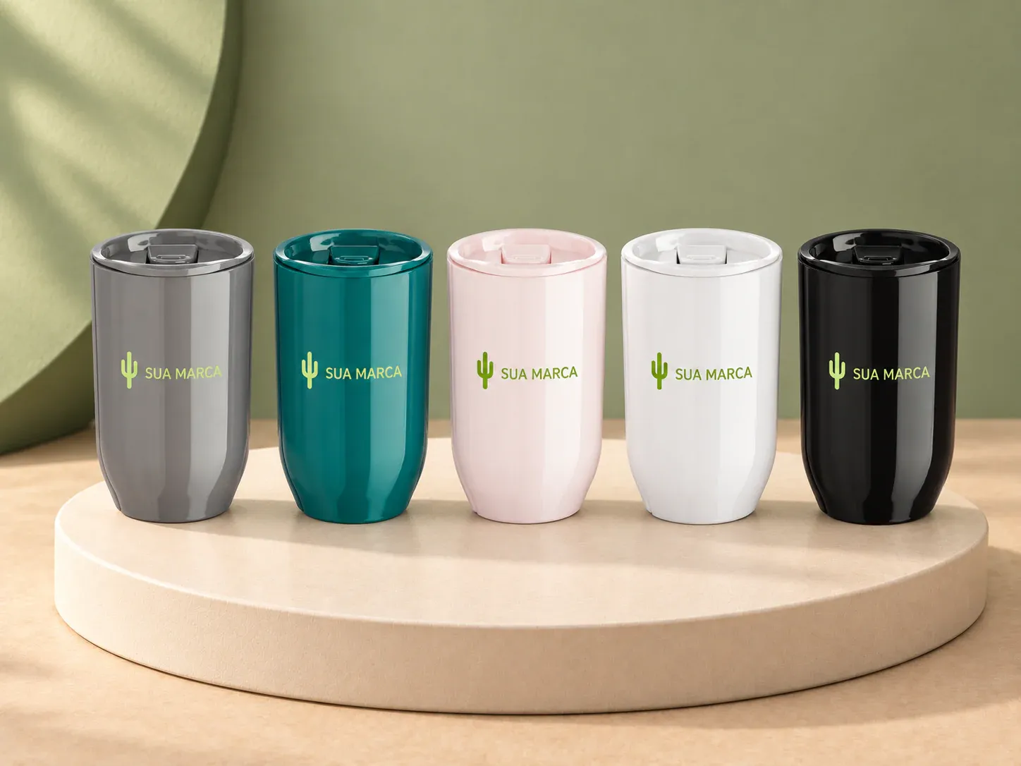 Copo plástico 350 ml, com exemplo de personalização colorida: um cacto e o texto “SUA MARCA” impressos em cor
