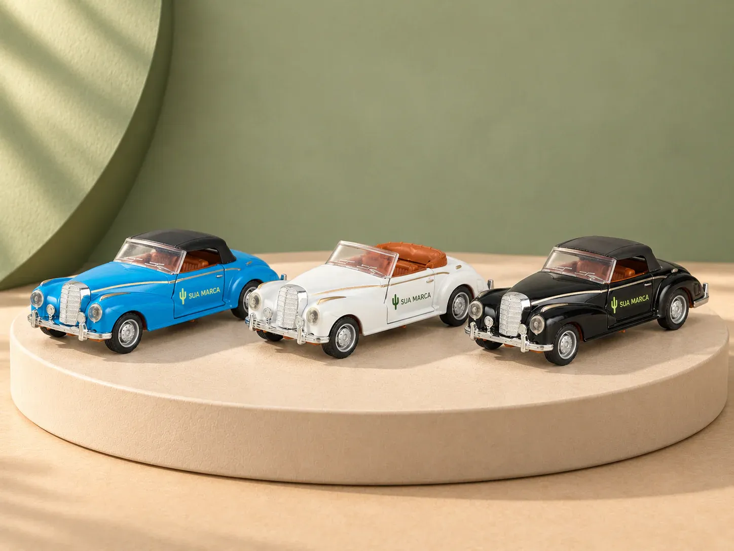 Carrinho de brinquedo em miniatura estilo clássico, com exemplo de personalização colorida: um cacto e o texto “SUA MARCA” impressos em cor