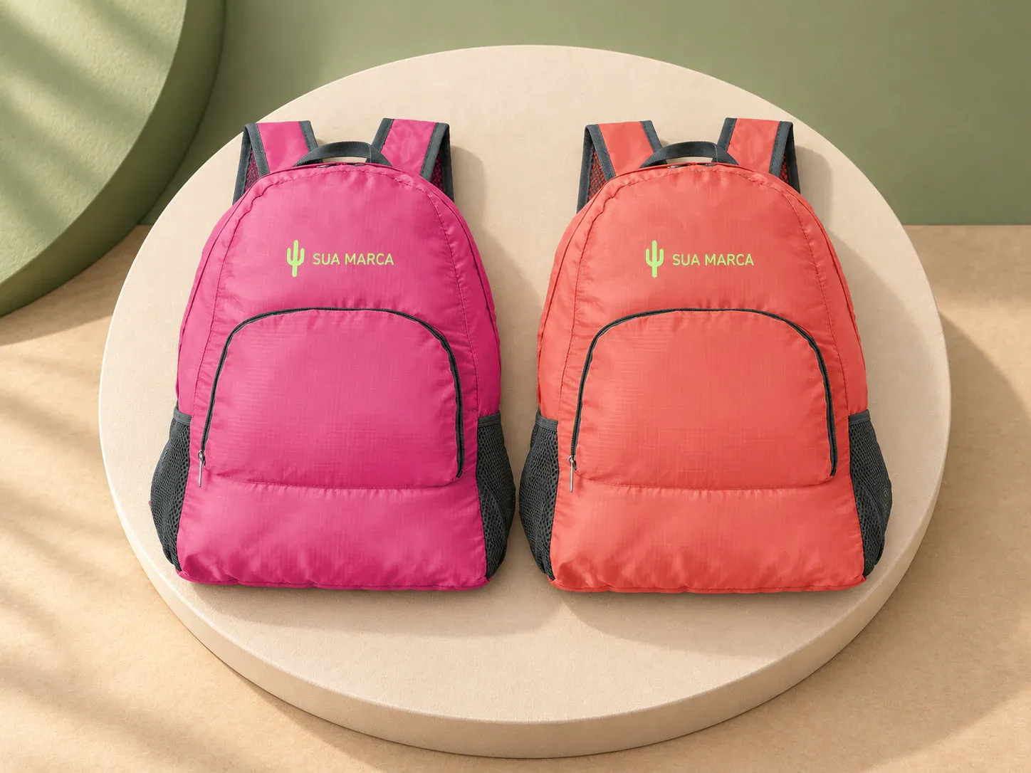 Mochila de nylon dobrável 21 L, com exemplo de personalização colorida: um cacto e o texto “SUA MARCA” impressos em cor