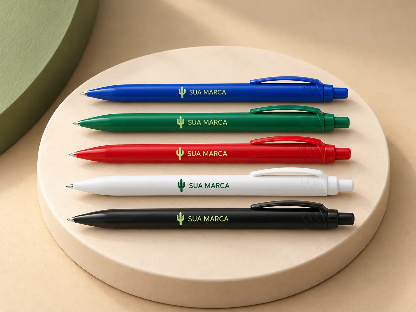 Caneta plástica retrátil, com exemplo de personalização colorida: um cacto e o texto “SUA MARCA” impressos em cor