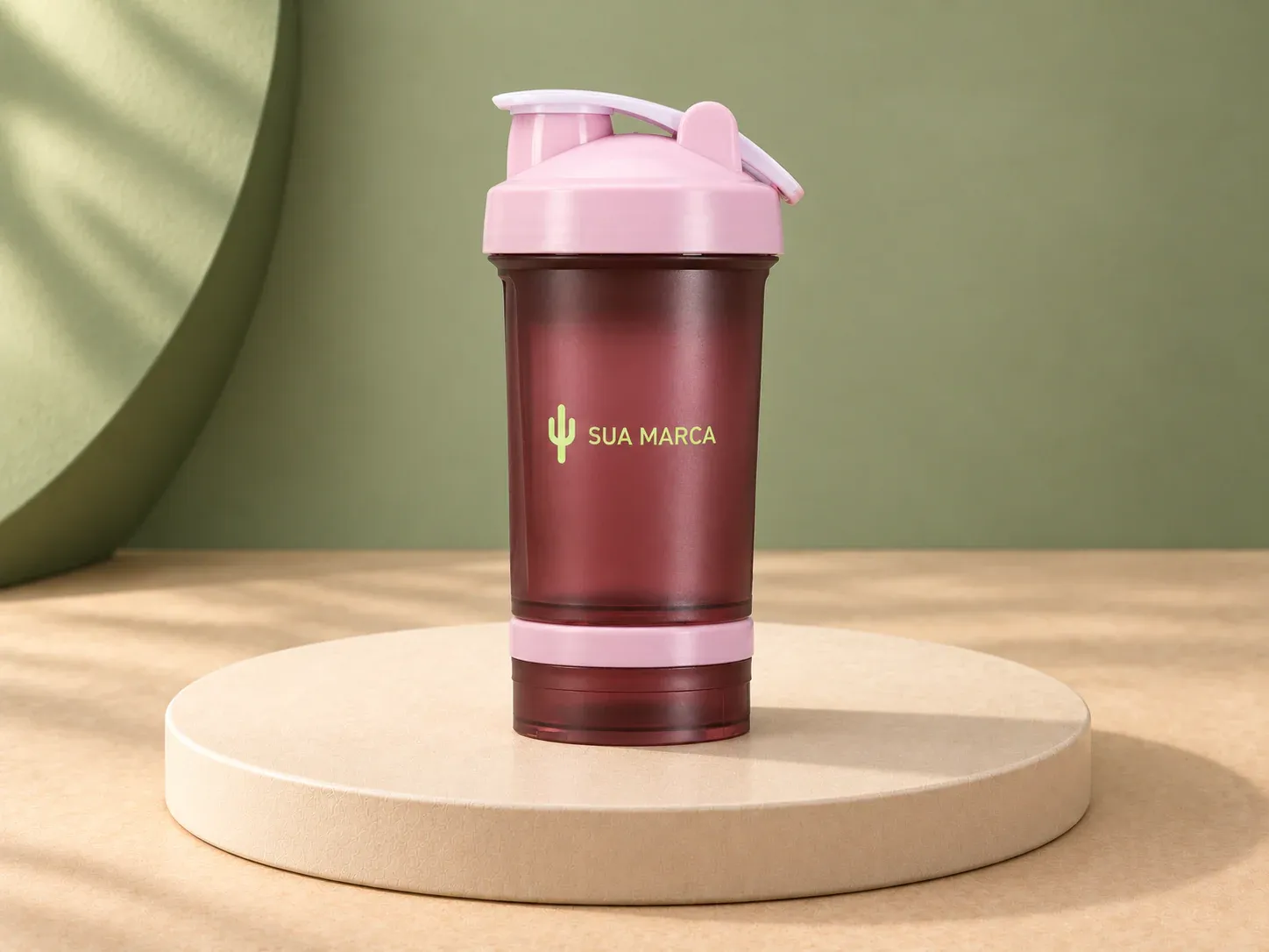 Coqueteleira plástica 500 ml com compartimentos, com exemplo de personalização colorida: um cacto e o texto “SUA MARCA” impressos em cor