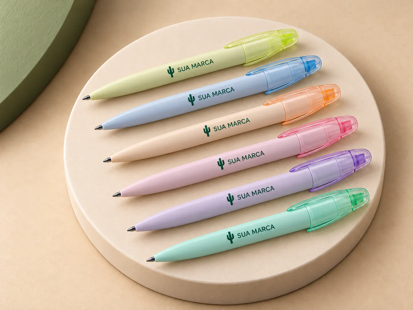 Caneta plástica marca texto, com exemplo de personalização colorida: um cacto e o texto “SUA MARCA” impressos em cor