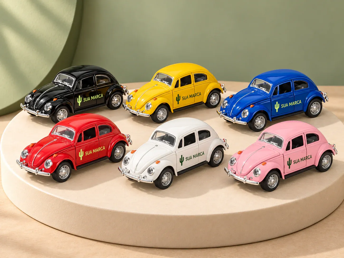 Carrinho de brinquedo em miniatura estilo clássico com aberturas funcionais, com exemplo de personalização colorida: um cacto e o texto “SUA MARCA” impressos em cor