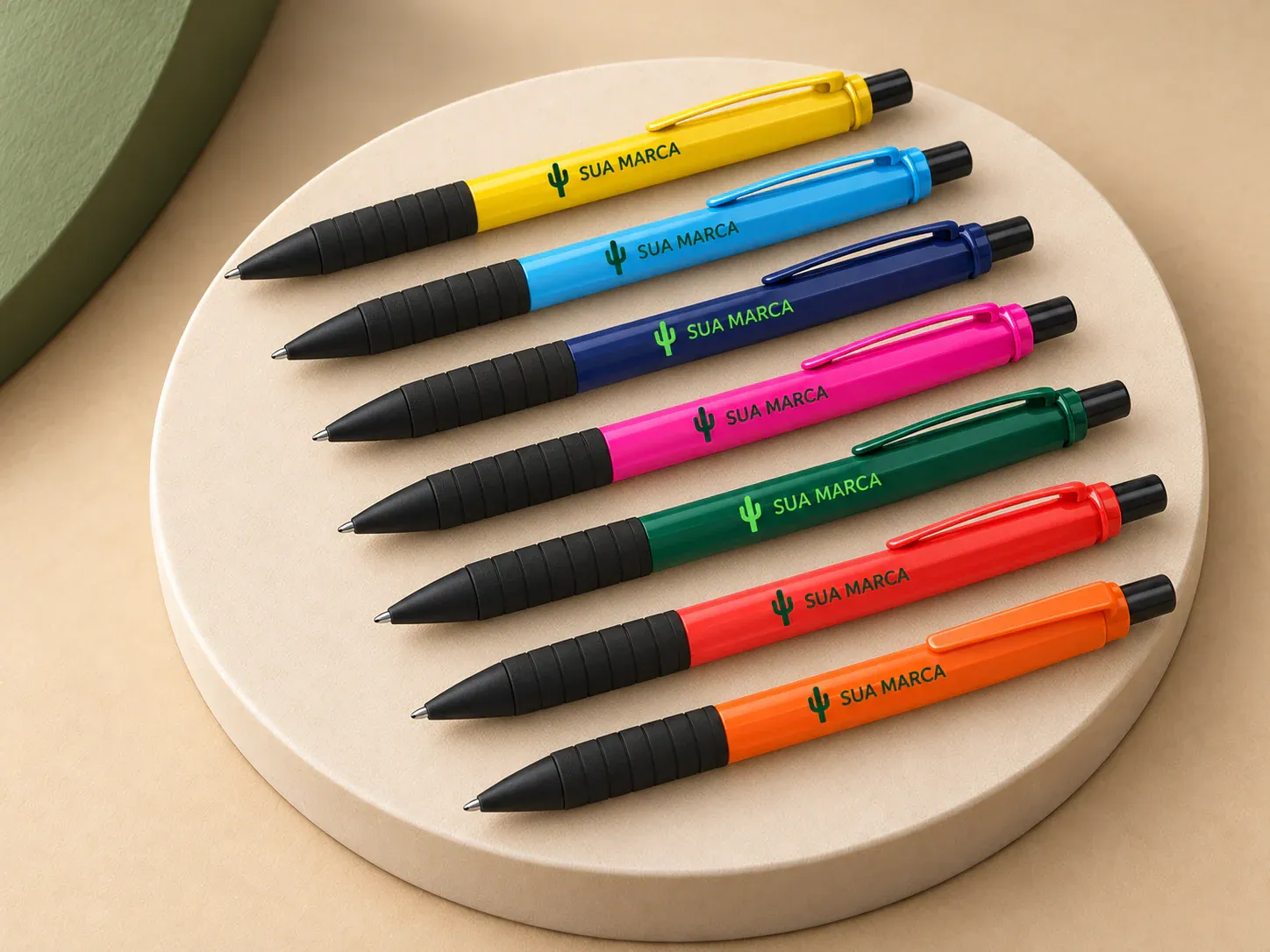 Caneta plástica, com exemplo de personalização colorida: um cacto e o texto “SUA MARCA” impressos em cor
