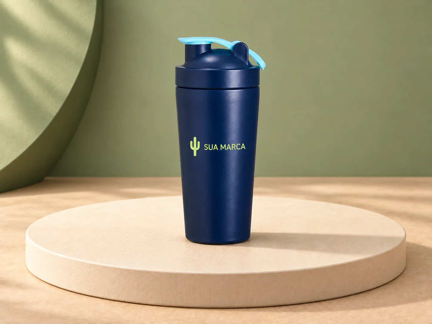 Coqueteleira térmica em inox 700 ml, com exemplo de personalização colorida: um cacto e o texto “SUA MARCA” impressos em cor