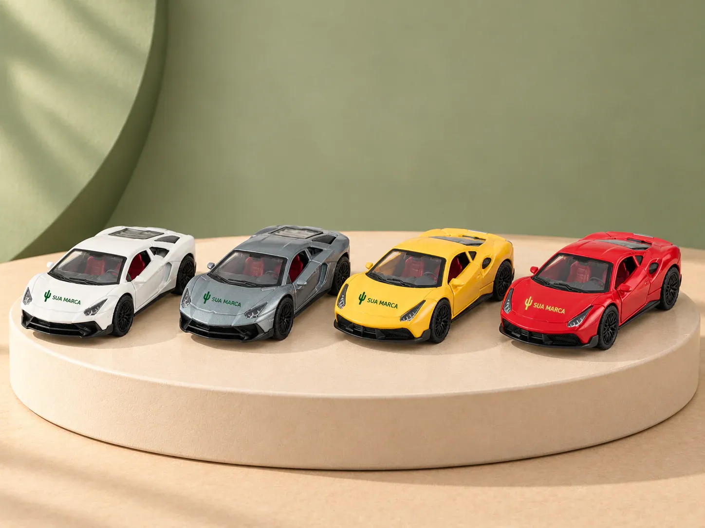 Carrinho de brinquedo em miniatura estilo esportivo, com exemplo de personalização colorida: um cacto e o texto “SUA MARCA” impressos em cor
