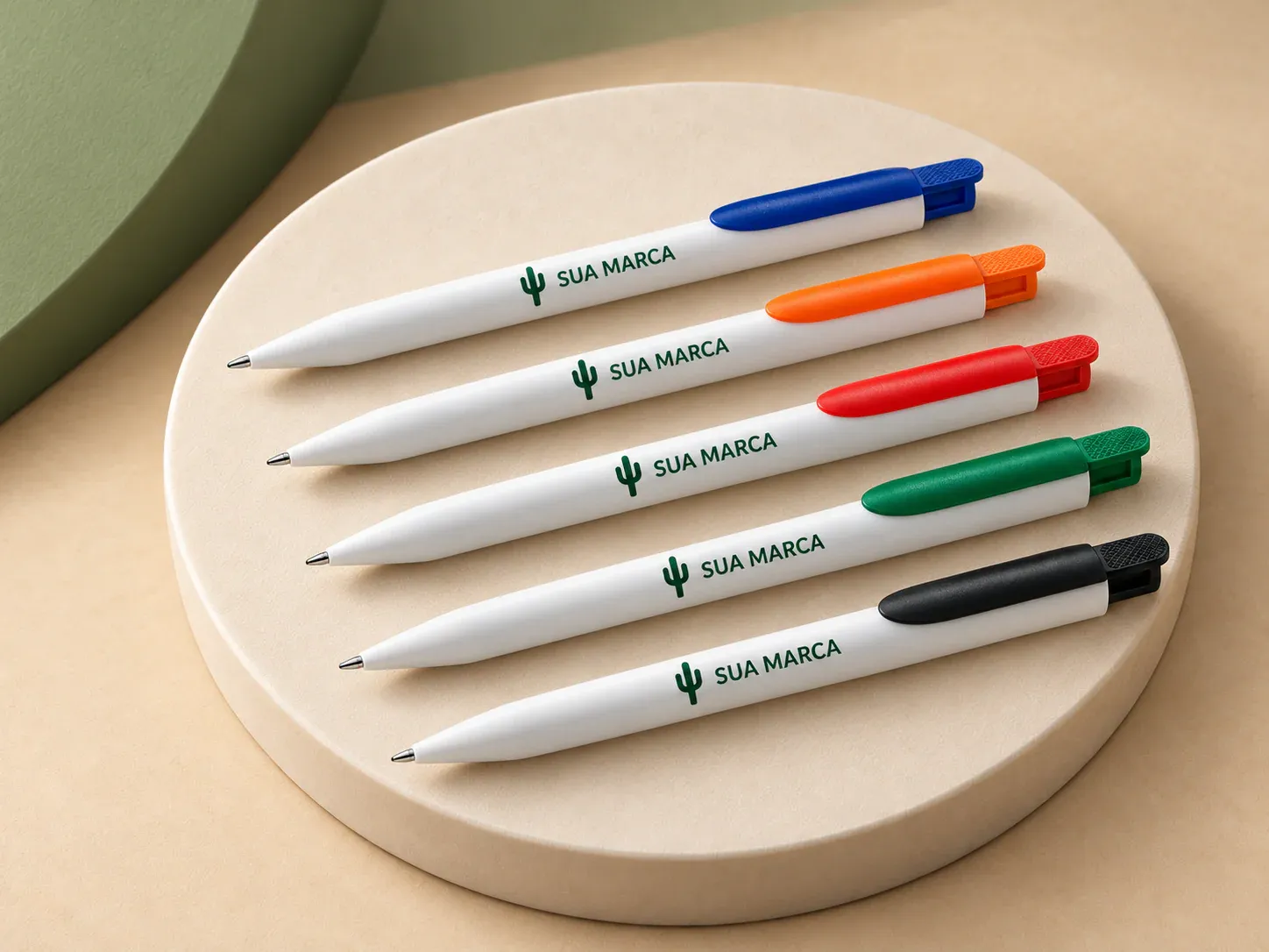 Caneta plástica, com exemplo de personalização colorida: um cacto e o texto “SUA MARCA” impressos em cor