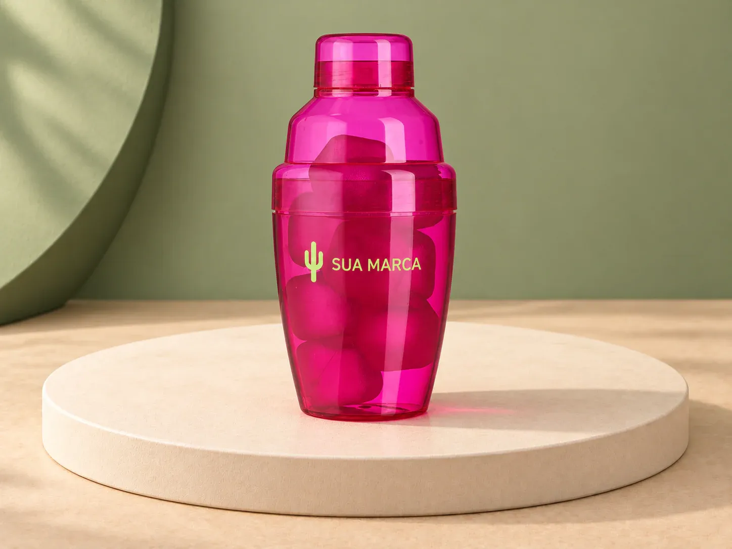 Coqueteleira plástica com gelo ecológico 230 ml, com exemplo de personalização colorida: um cacto e o texto “SUA MARCA” impressos em cor