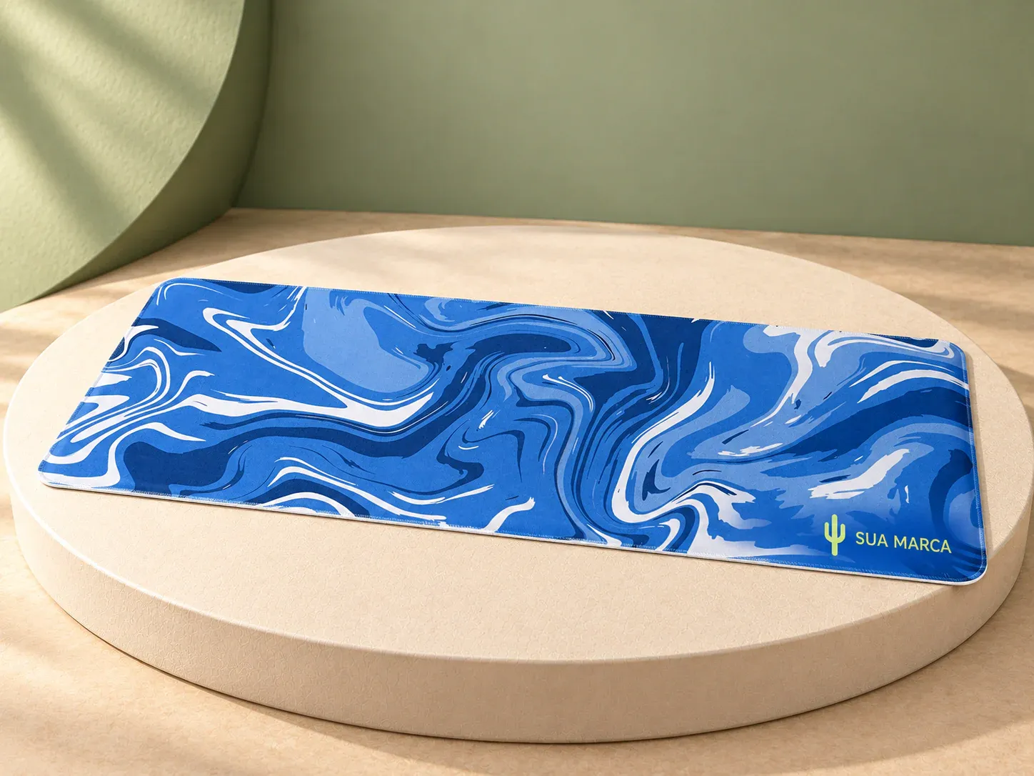 Desk pad poliéster, com exemplo de personalização colorida: um cacto e o texto “SUA MARCA” impressos em cor