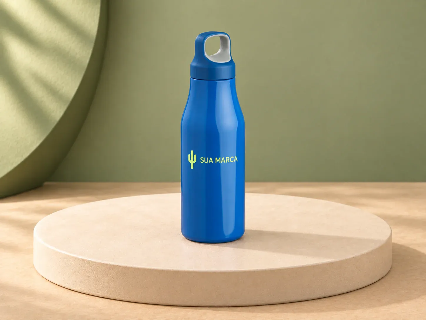 Garrafa inox 650 ml, com exemplo de personalização colorida: um cacto e o texto “SUA MARCA” impressos em cor