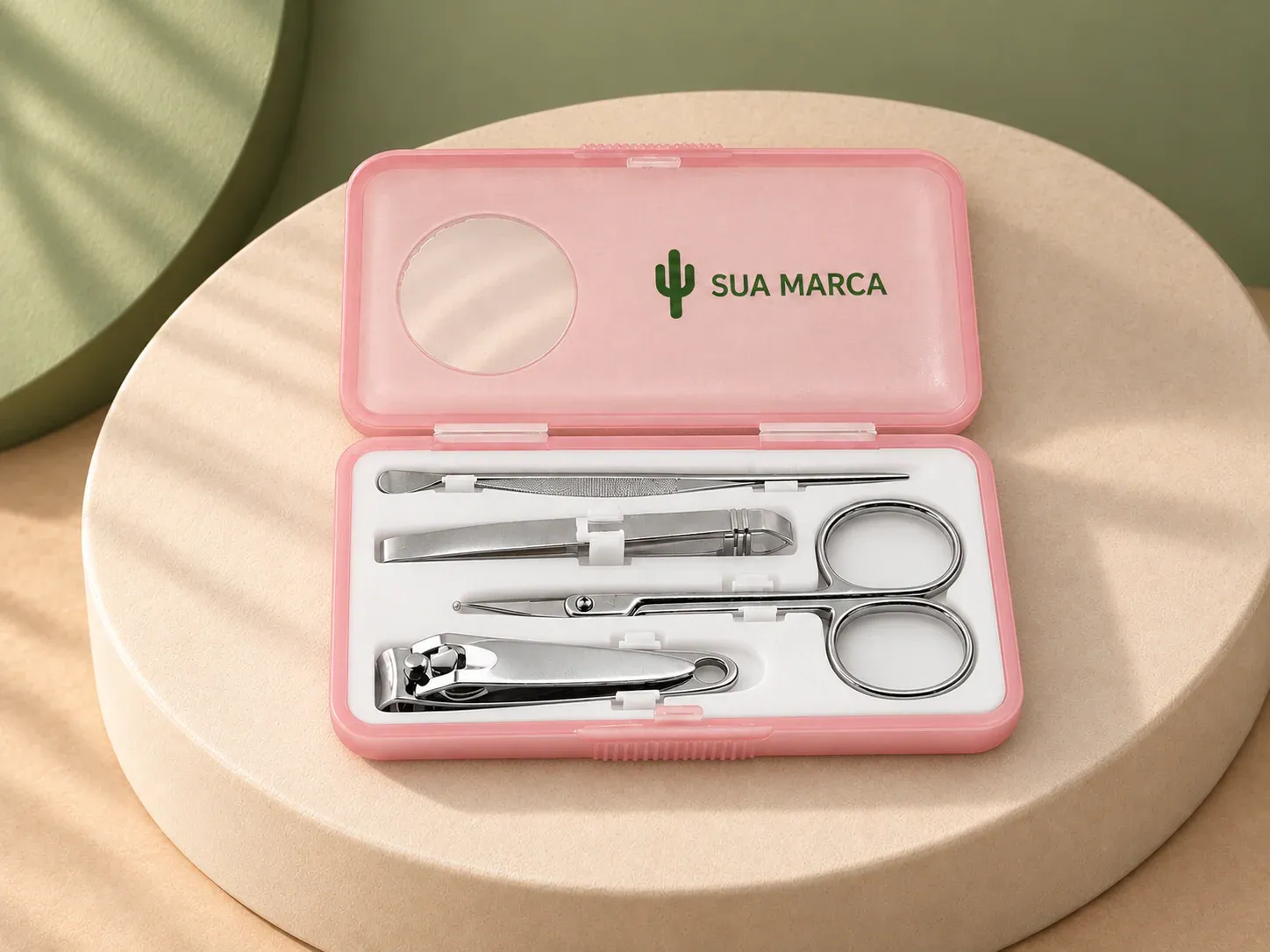 Kit de manicure de 4 peças, com exemplo de personalização colorida: um cacto e o texto “SUA MARCA” impressos em cor