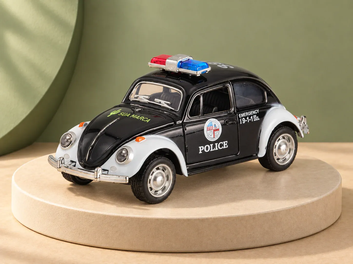 Carrinho de brinquedo em miniatura estilo policial, com exemplo de personalização colorida: um cacto e o texto “SUA MARCA” impressos em cor