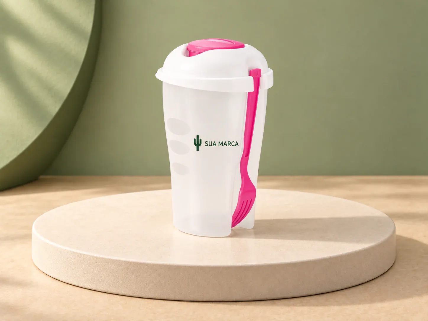 Copo para salada em PP com garfo e molheira 850 ml, com exemplo de personalização colorida: um cacto e o texto “SUA MARCA” impressos em cor