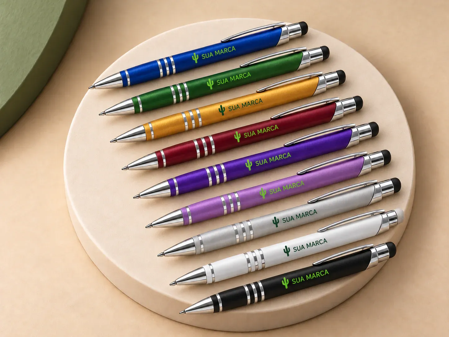 Caneta plástica, com exemplo de personalização colorida: um cacto e o texto “SUA MARCA” impressos em cor