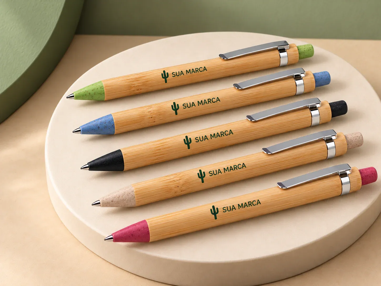 Caneta bambu, com exemplo de personalização colorida: um cacto e o texto “SUA MARCA” impressos em cor