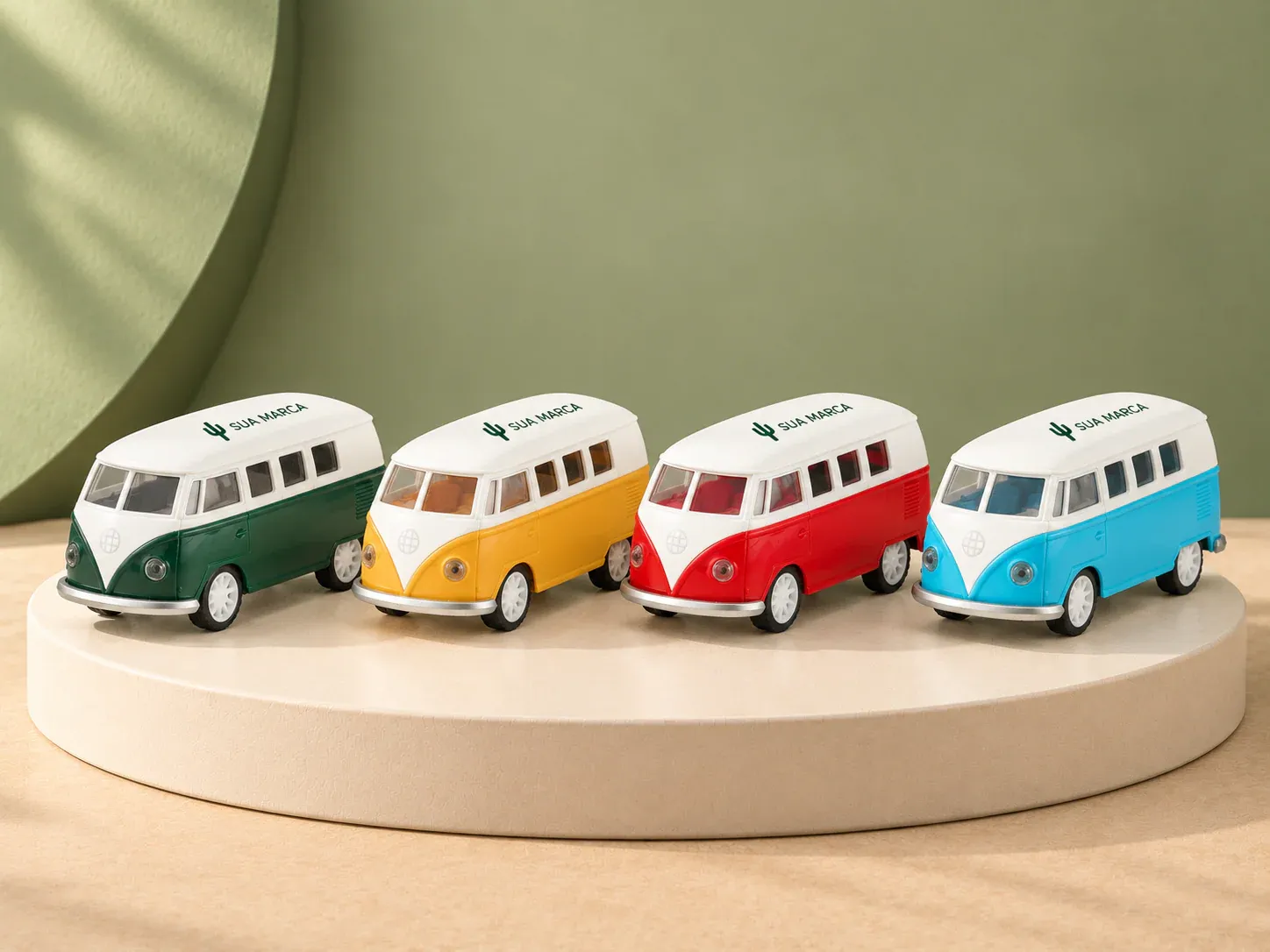 Carrinho de brinquedo em miniatura estilo van clássica, com exemplo de personalização colorida: um cacto e o texto “SUA MARCA” impressos em cor