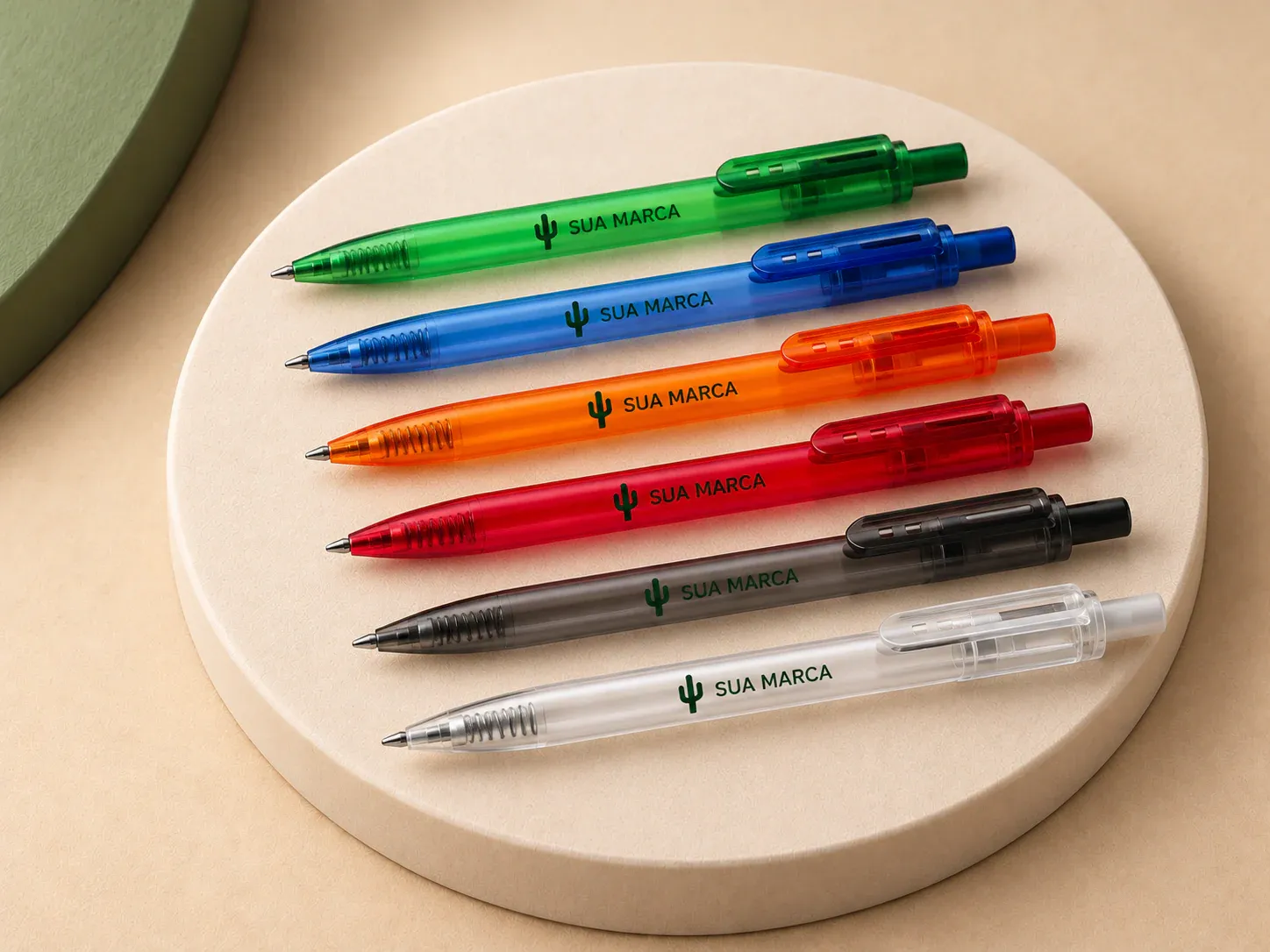 Caneta plástica translúcida, com exemplo de personalização colorida: um cacto e o texto “SUA MARCA” impressos em cor