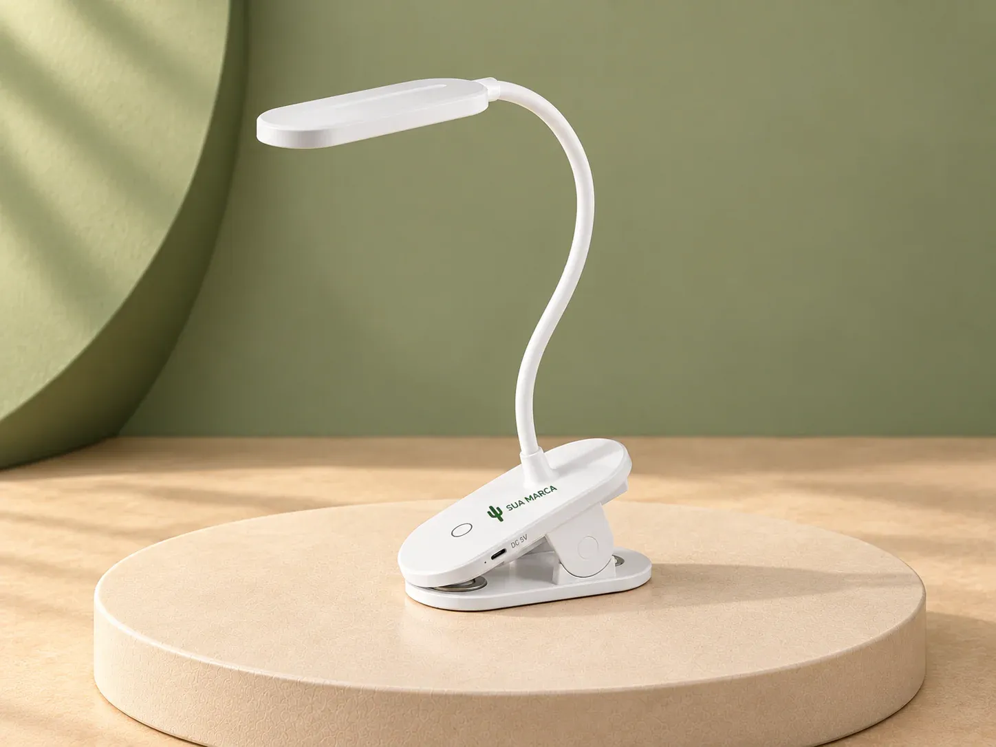 Luminária de mesa portátil em ABS reciclado com 3 níveis de luz, com exemplo de personalização colorida: um cacto e o texto “SUA MARCA” impressos em cor