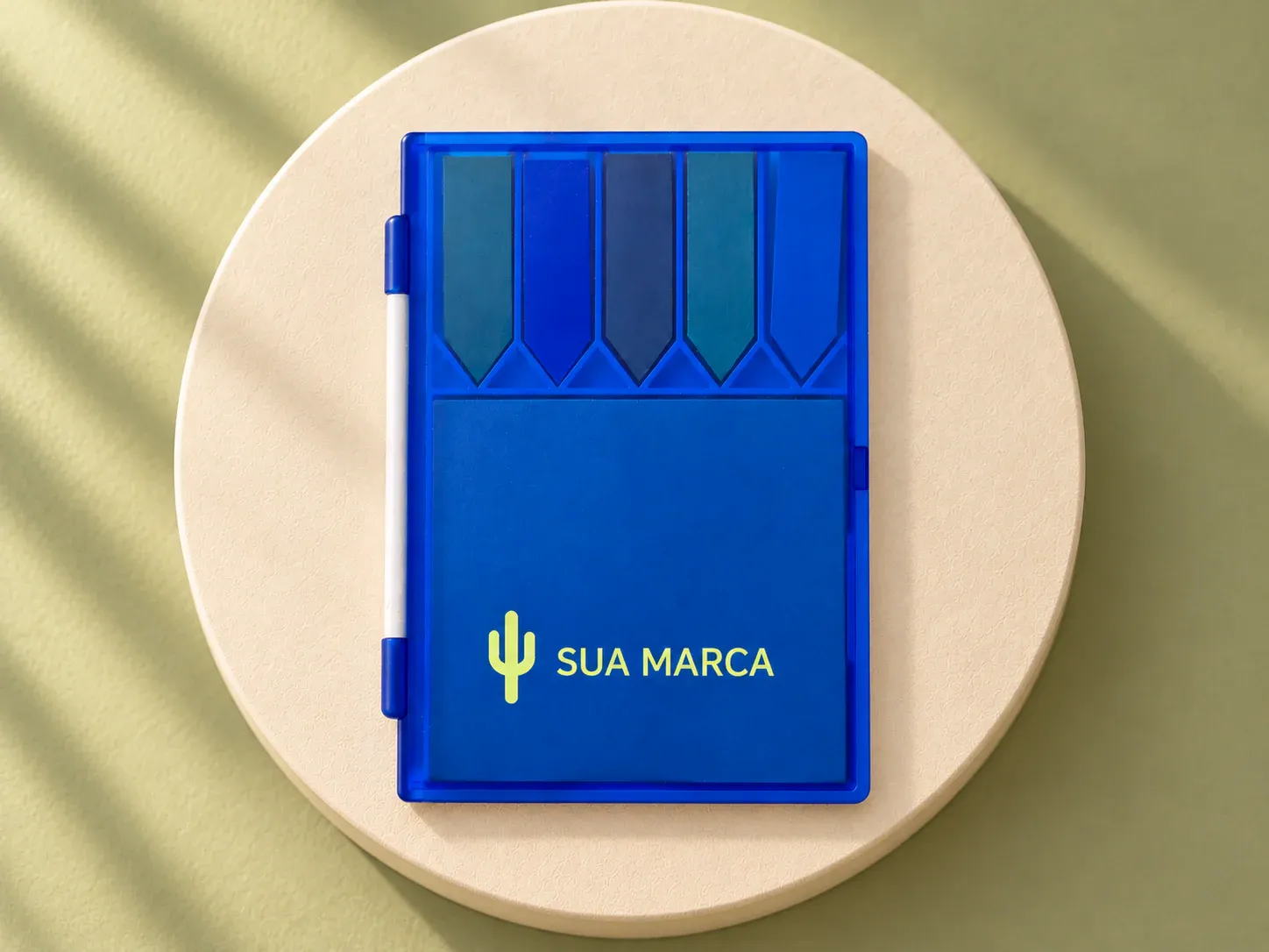 Bloco de anotações com autoadesivos, com exemplo de personalização colorida: um cacto e o texto “SUA MARCA” impressos em cor