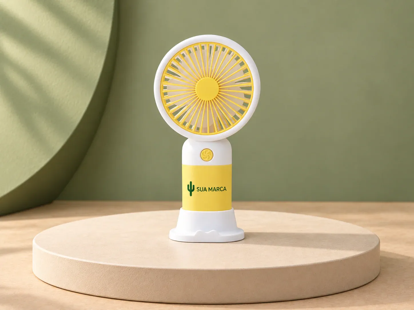 Mini ventilador USB recarregável, com exemplo de personalização colorida: um cacto e o texto “SUA MARCA” impressos em cor