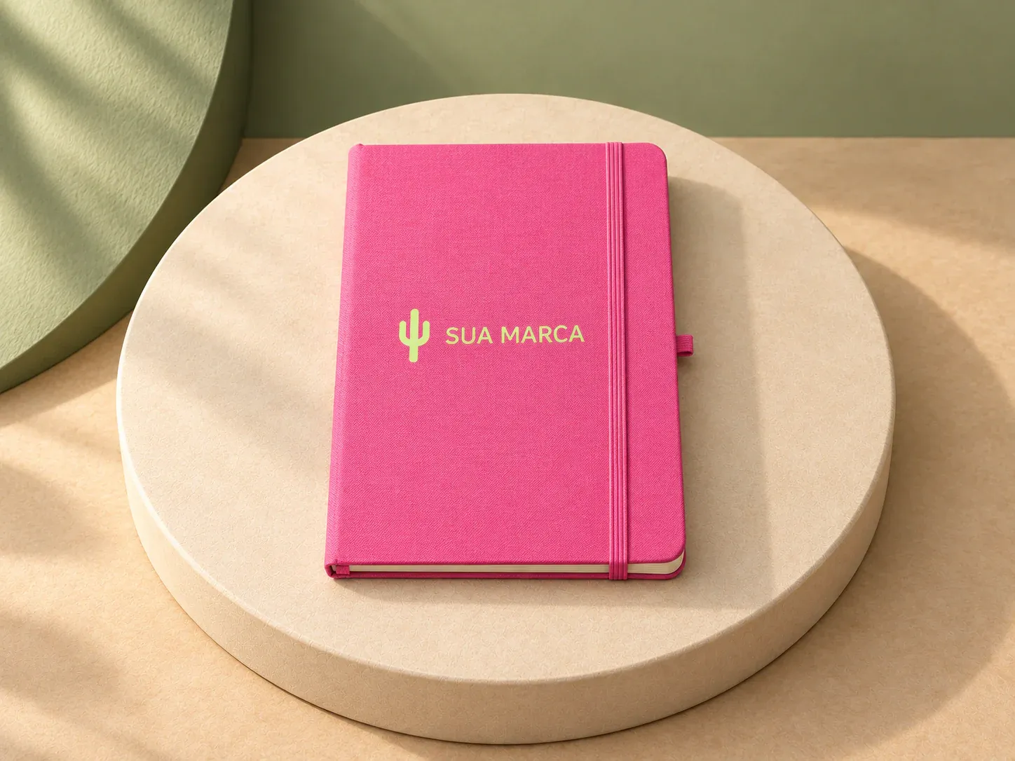 Caderno A5 em PET 100% reciclado com páginas pautadas, com exemplo de personalização colorida: um cacto e o texto “SUA MARCA” impressos em cor