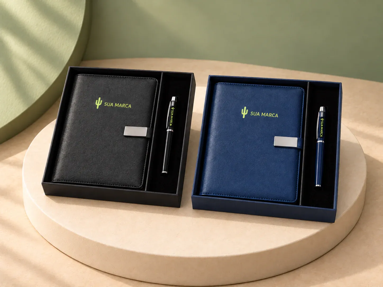 Kit executivo 2 peças, com exemplo de personalização colorida: um cacto e o texto “SUA MARCA” impressos em cor