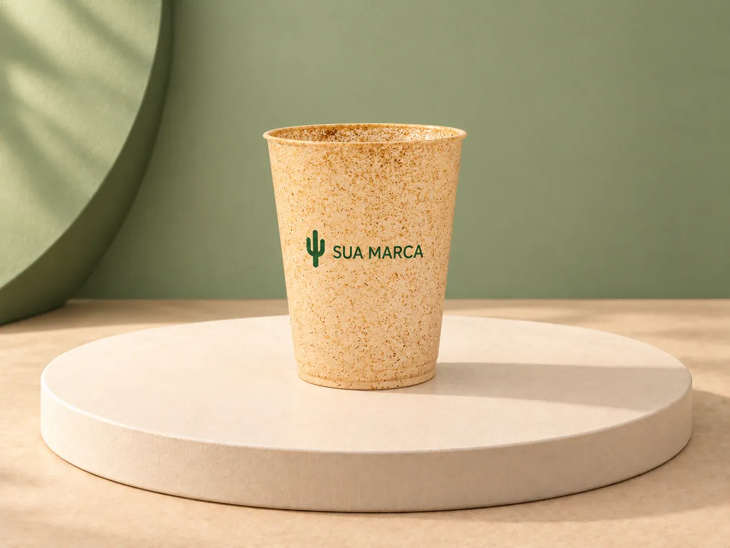 Copo fibra biodegradável 450 ml, com exemplo de personalização colorida: um cacto e o texto “SUA MARCA” impressos em cor