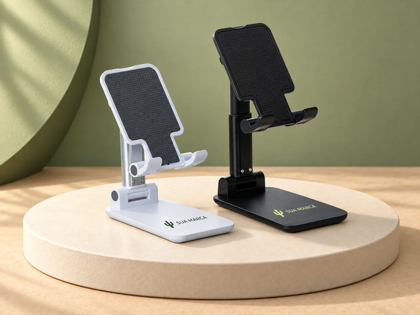 Suporte retrátil para celular e tablet com altura ajustável, com exemplo de personalização colorida: um cacto e o texto “SUA MARCA” impressos em cor