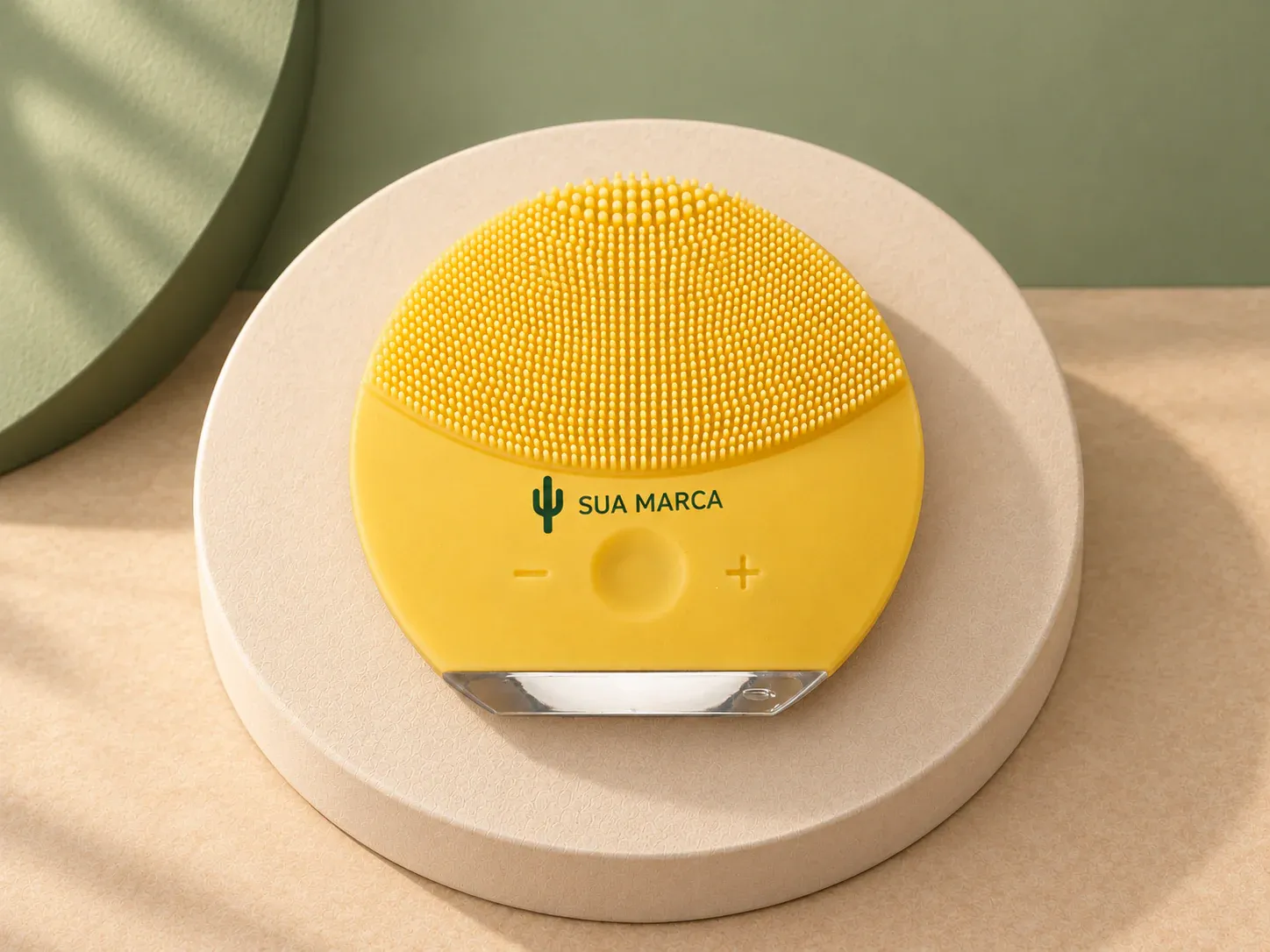 Massageador facial de silicone recarregável, com exemplo de personalização colorida: um cacto e o texto “SUA MARCA” impressos em cor