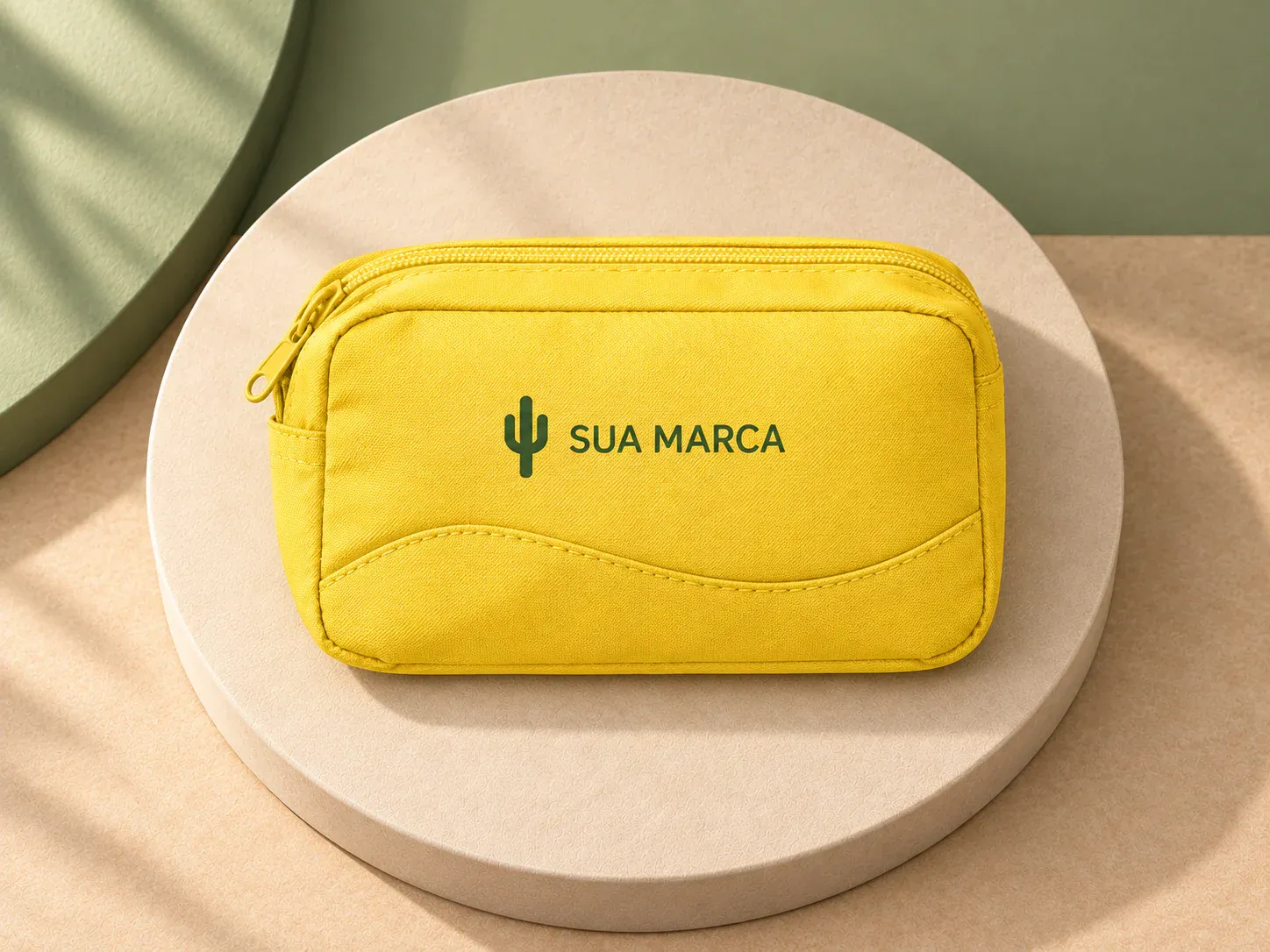 Bolsa multiuso em microfibra, com exemplo de personalização colorida: um cacto e o texto “SUA MARCA” impressos em cor