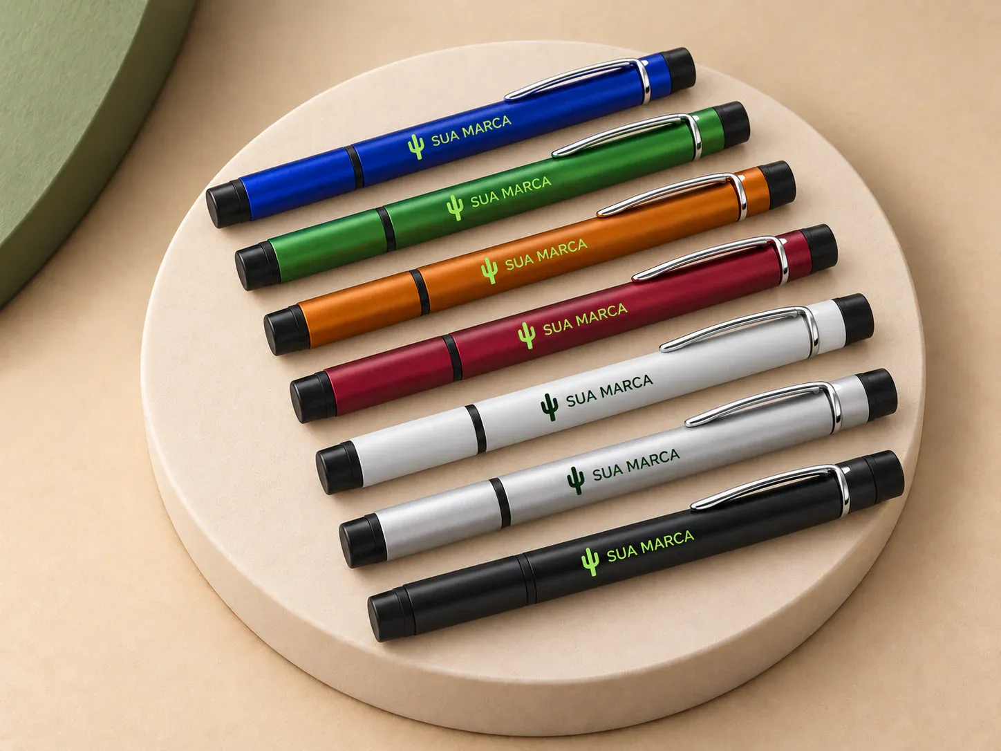 Caneta plástica marca texto, com exemplo de personalização colorida: um cacto e o texto “SUA MARCA” impressos em cor