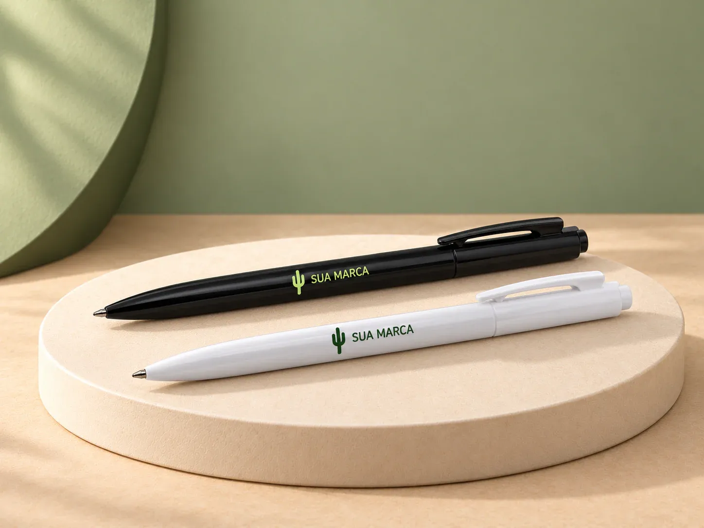 Caneta plástica, com exemplo de personalização colorida: um cacto e o texto “SUA MARCA” impressos em cor