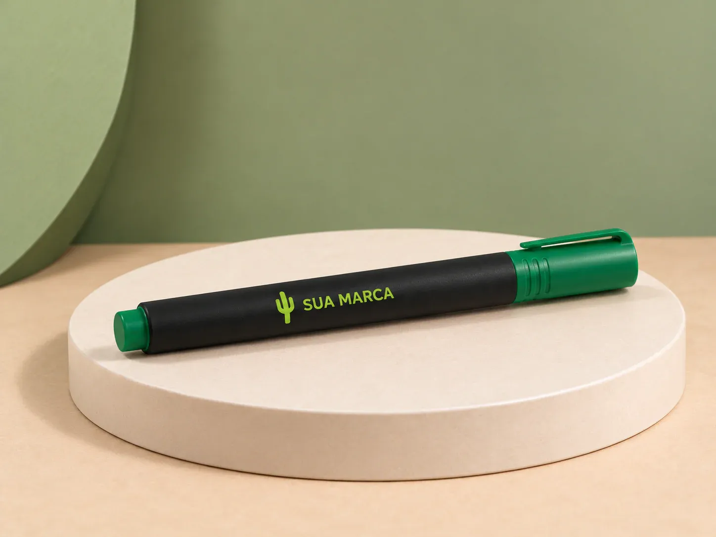 Caneta marcadora, com exemplo de personalização colorida: um cacto e o texto “SUA MARCA” impressos em cor