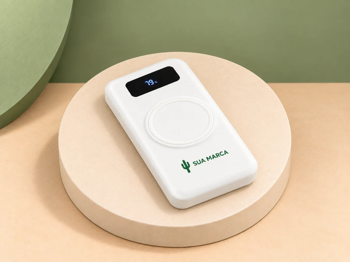 Power bank 10.000 mAh com carregamento por indução e display digital, com exemplo de personalização colorida: um cacto e o texto “SUA MARCA” impressos em cor