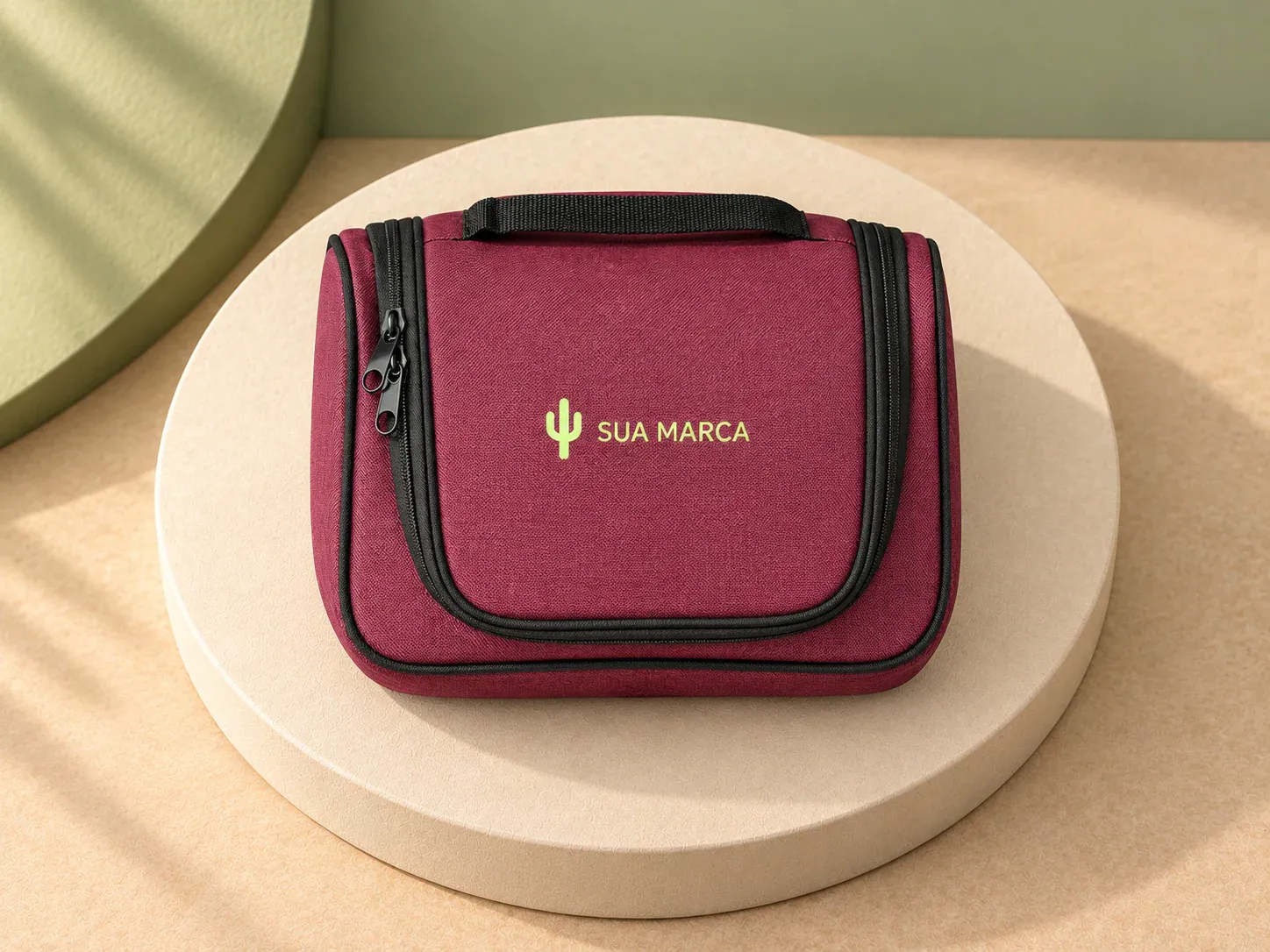 Bolsa de cosméticos em 600D de alta densidade com gancho e zíper duplo, com exemplo de personalização colorida: um cacto e o texto “SUA MARCA” impressos em cor
