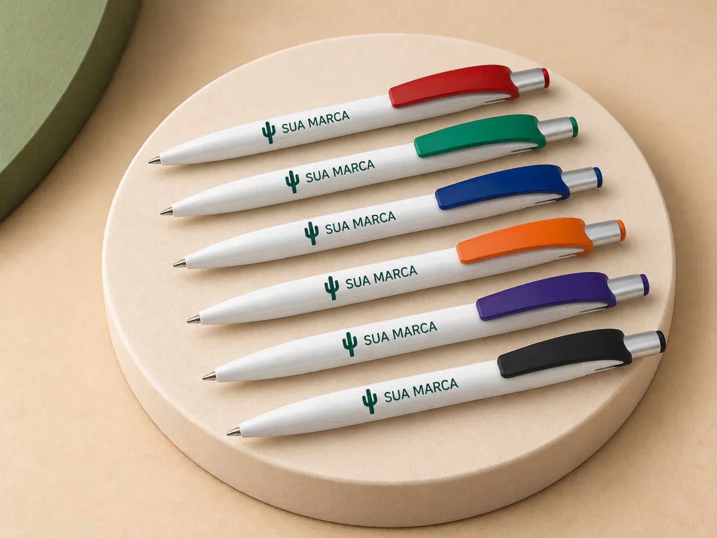 Caneta plástica, com exemplo de personalização colorida: um cacto e o texto “SUA MARCA” impressos em cor