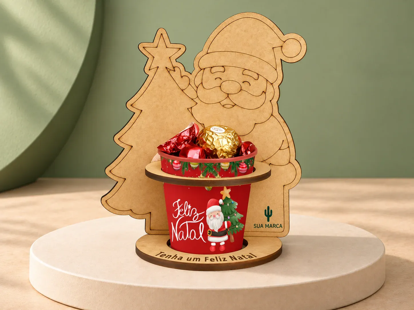 Papai Noel de MDF porta-copo, com exemplo de personalização colorida: um cacto e o texto “SUA MARCA” impressos em cor