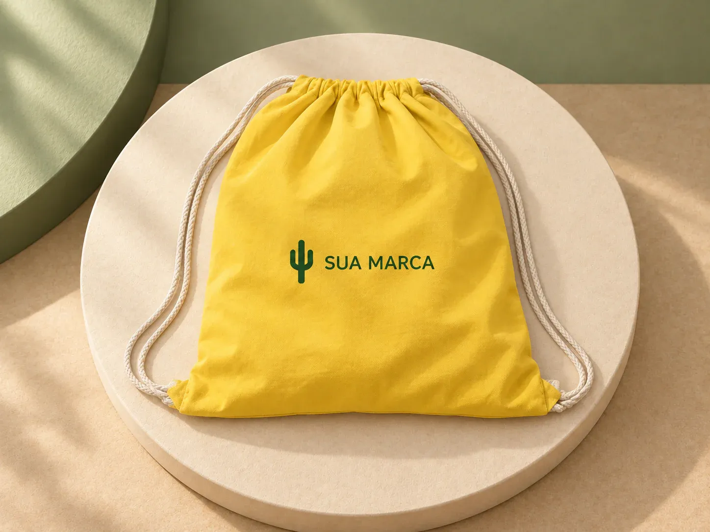 Sacola mochila sustentável amarela, com exemplo de personalização colorida: um cacto e o texto “SUA MARCA” impressos em cor