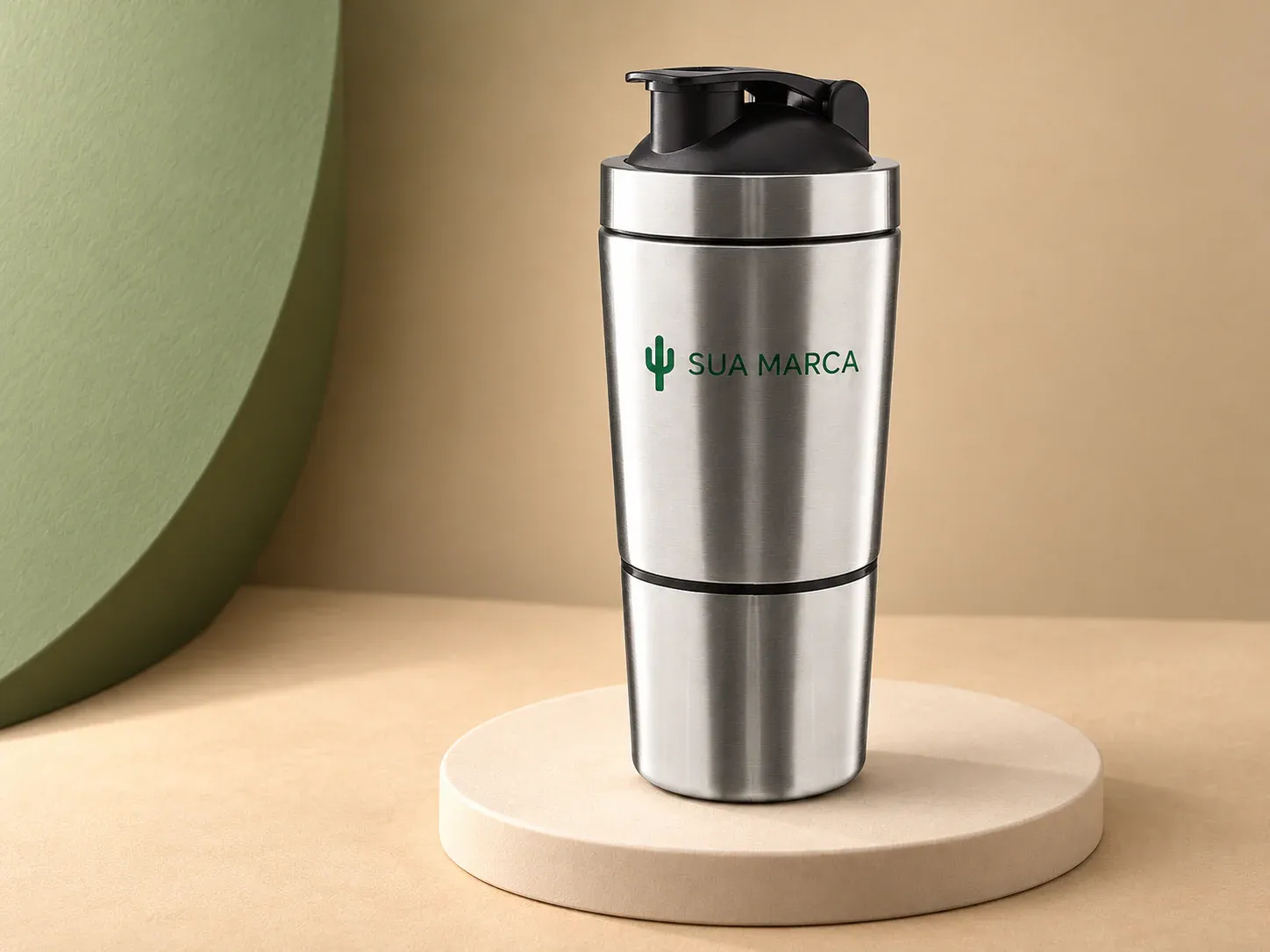 Coqueteleira inox 750 ml, com exemplo de personalização colorida: um cacto e o texto “SUA MARCA” impressos em cor