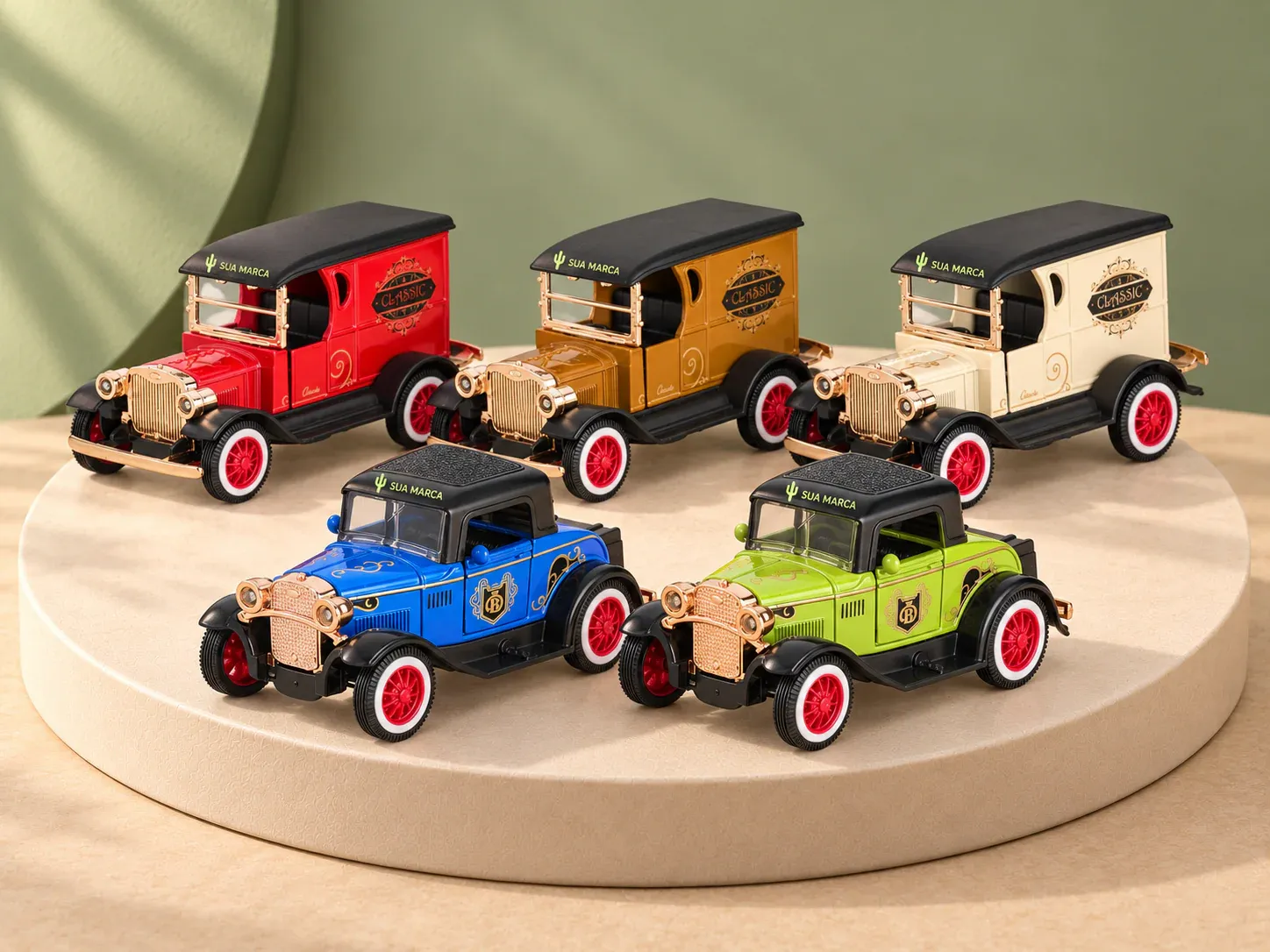 Carrinho de brinquedo em miniatura estilo clássico, com exemplo de personalização colorida: um cacto e o texto “SUA MARCA” impressos em cor