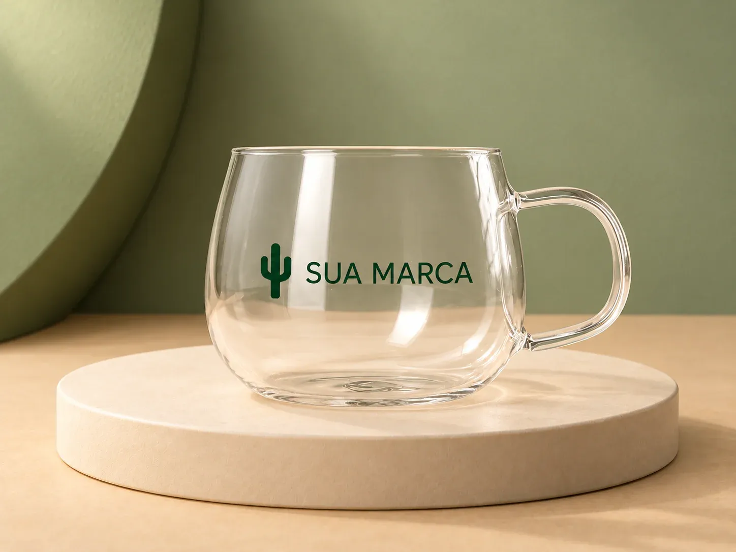 Xícara de vidro 350 ml, com exemplo de personalização colorida: um cacto e o texto “SUA MARCA” impressos em cor