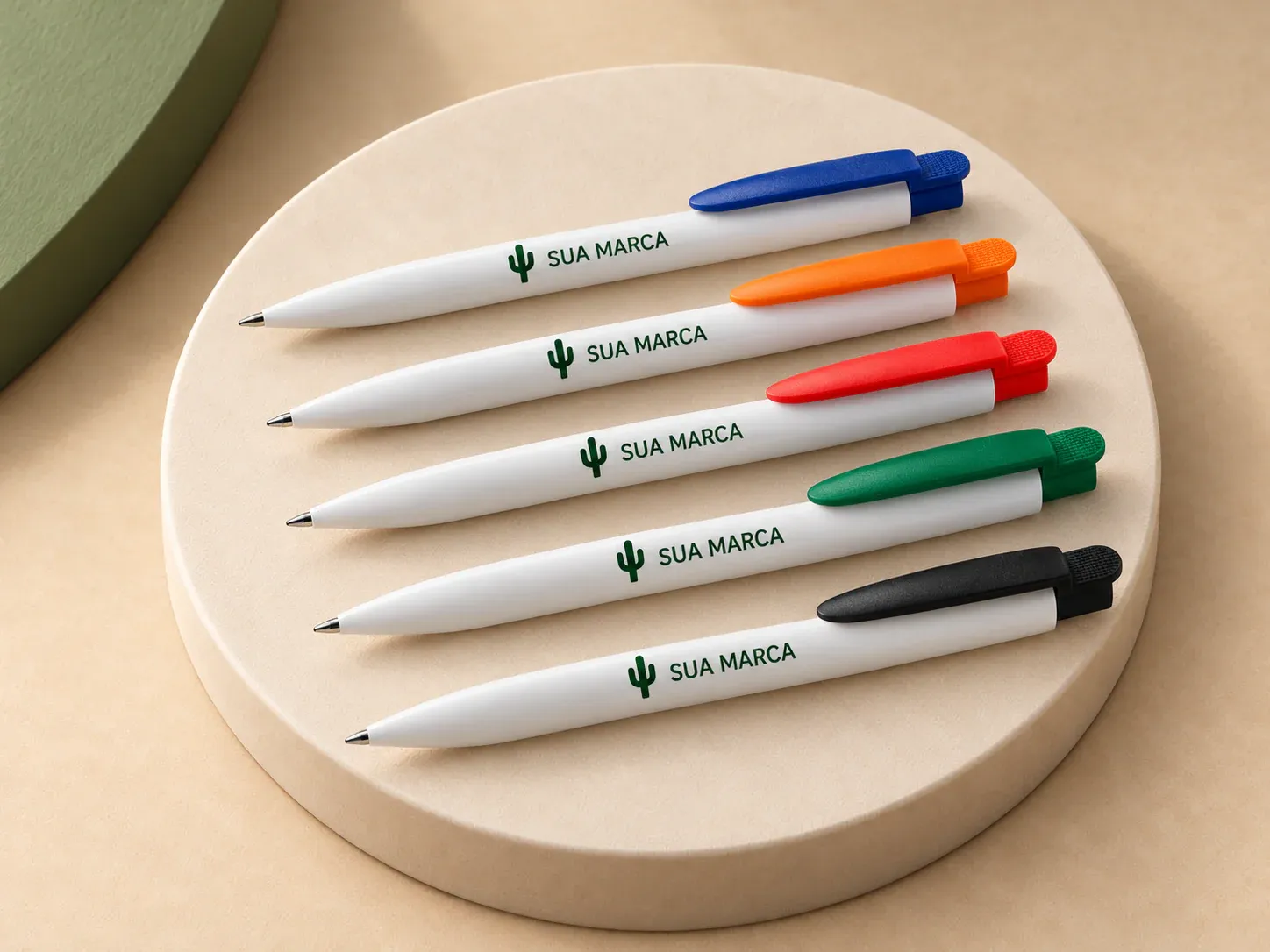 Caneta plástica, com exemplo de personalização colorida: um cacto e o texto “SUA MARCA” impressos em cor