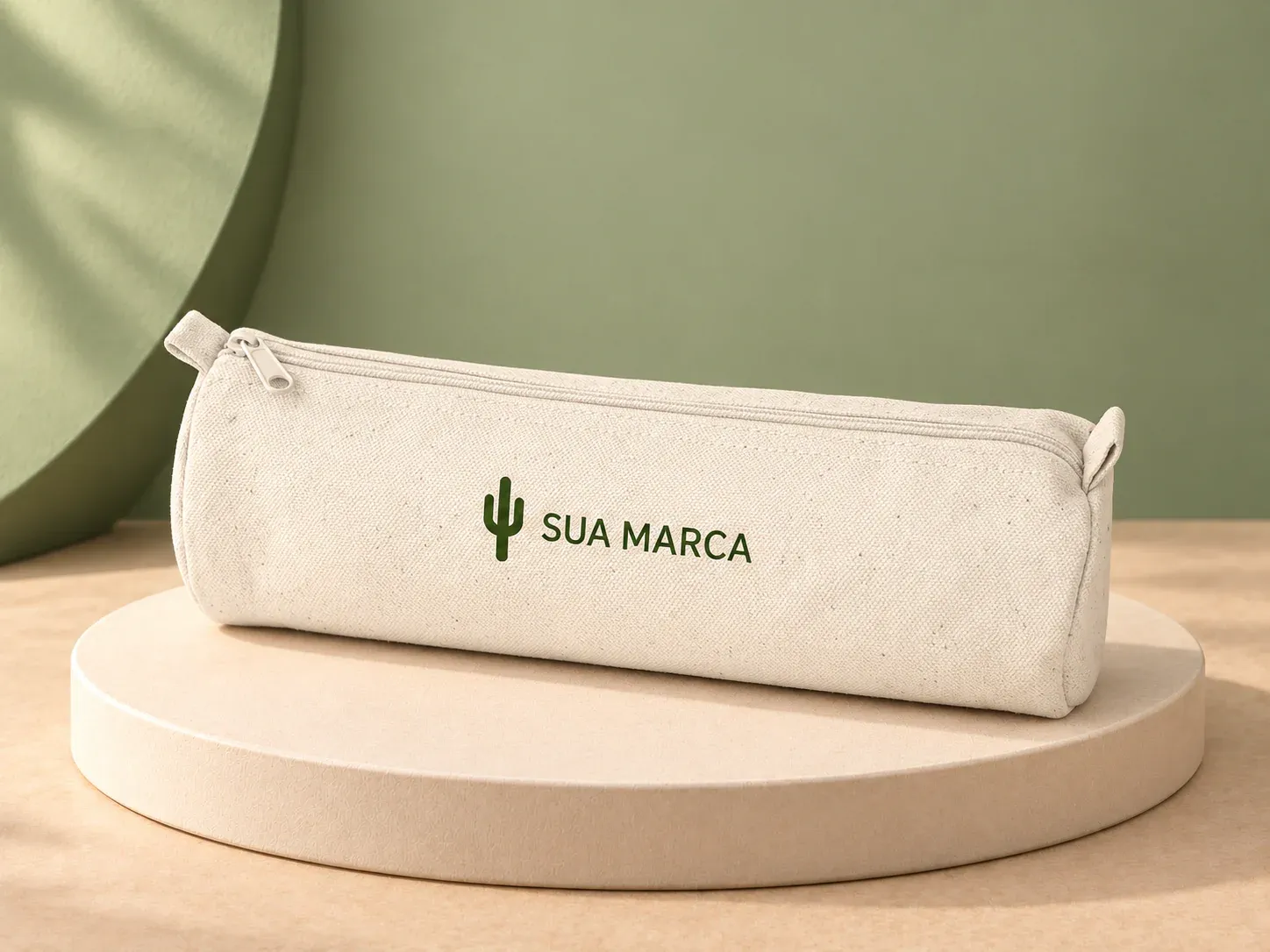 Estojo para lápis em algodão canvas, com exemplo de personalização colorida: um cacto e o texto “SUA MARCA” impressos em cor