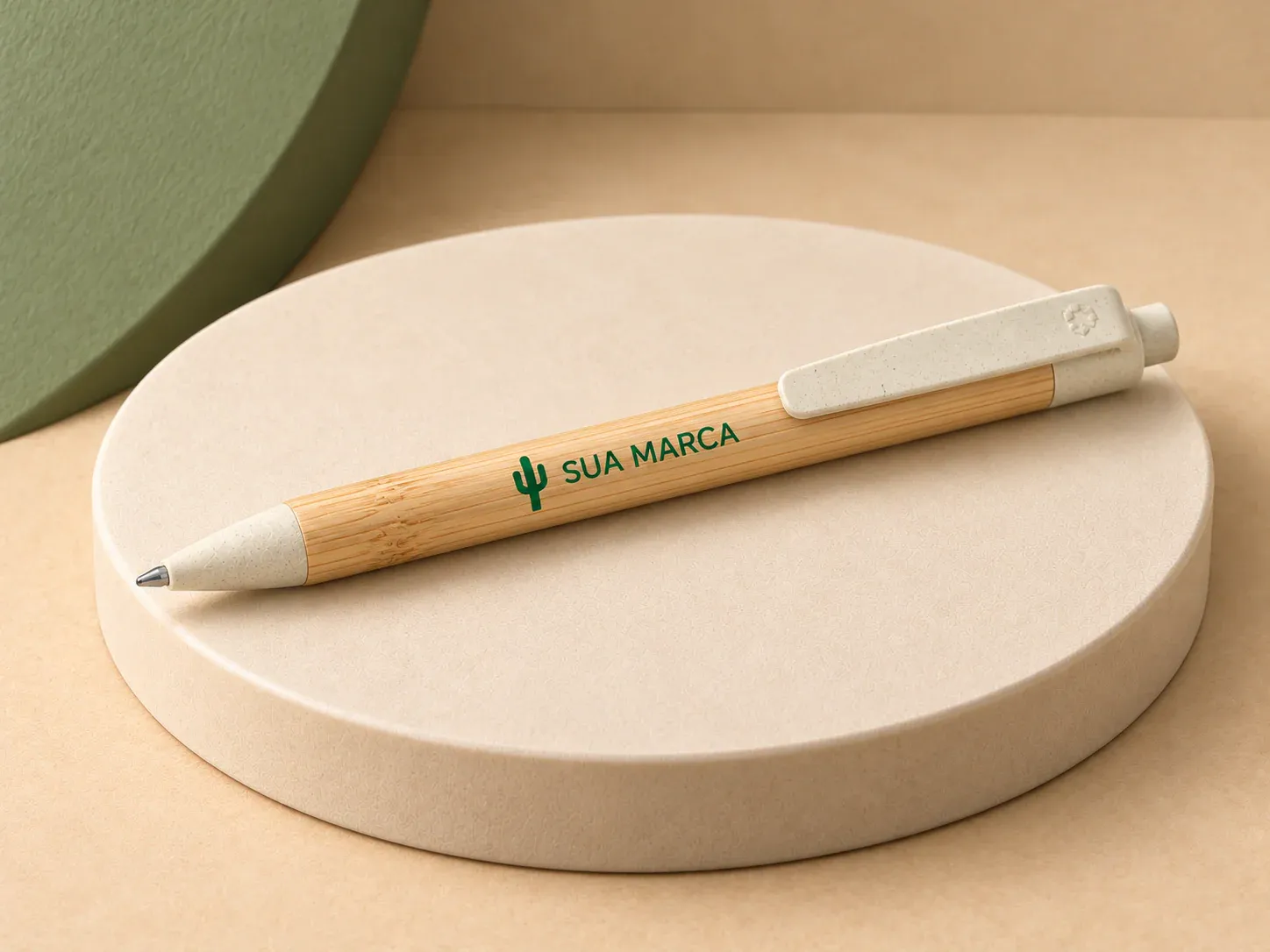 Caneta bambu, com exemplo de personalização colorida: um cacto e o texto “SUA MARCA” impressos em cor