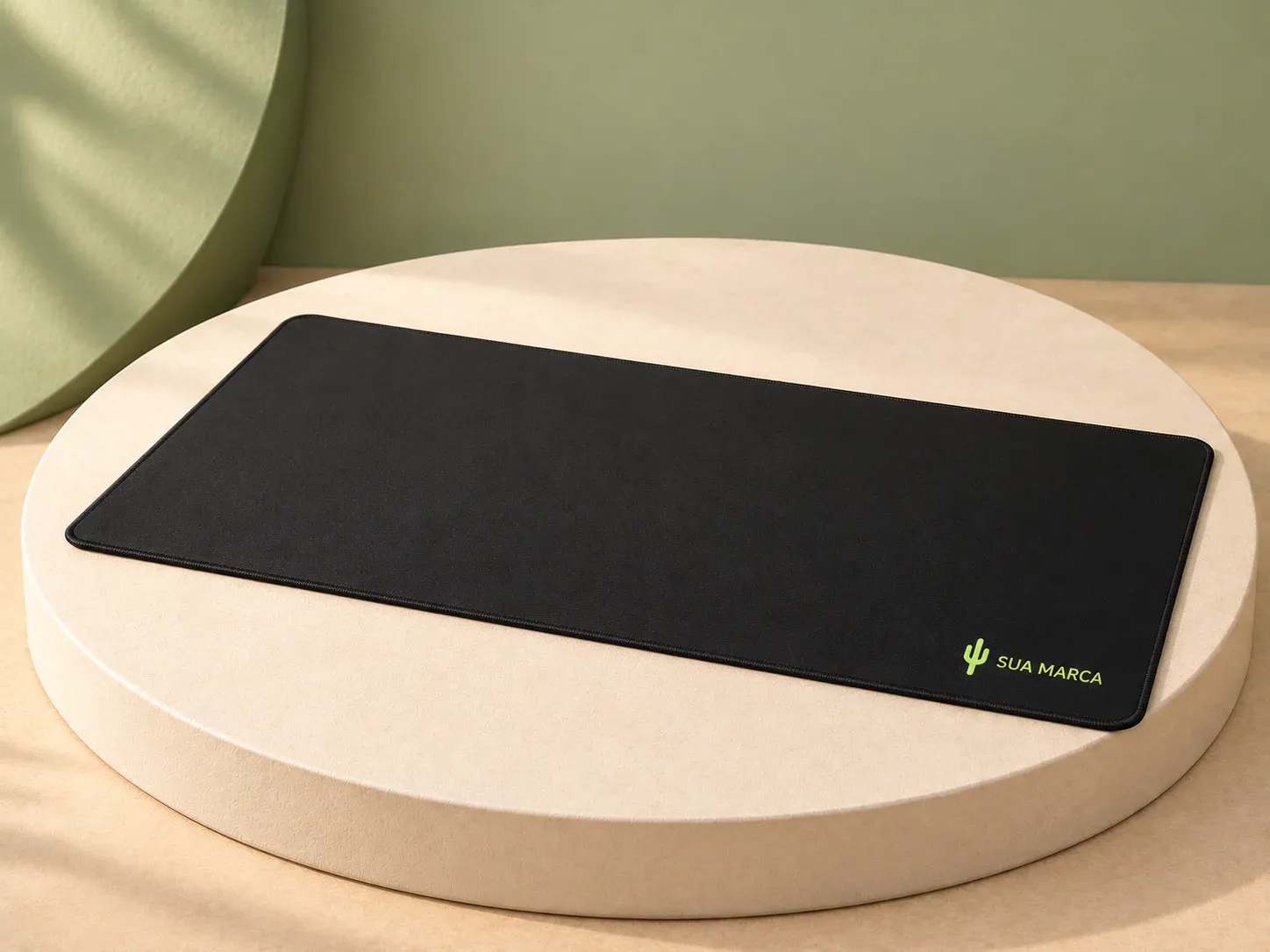 Desk pad poliéster, com exemplo de personalização colorida: um cacto e o texto “SUA MARCA” impressos em cor